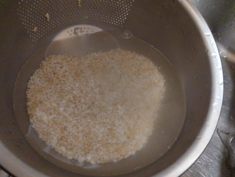 ボウルとざるで研いだお米を浸水させているところ