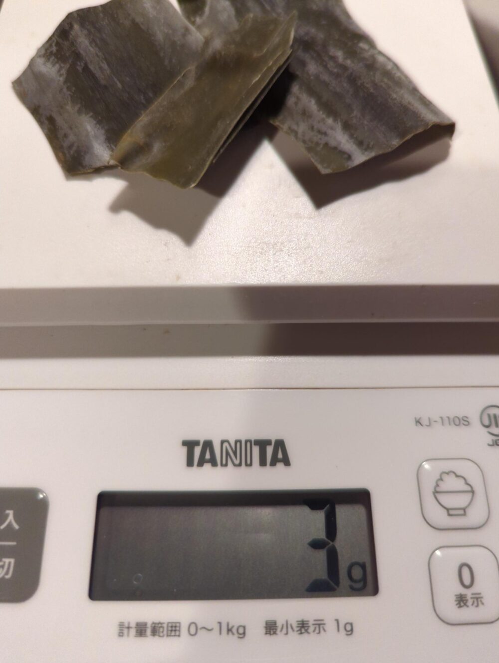 キッチンスケールで昆布3gをはかっているところ
