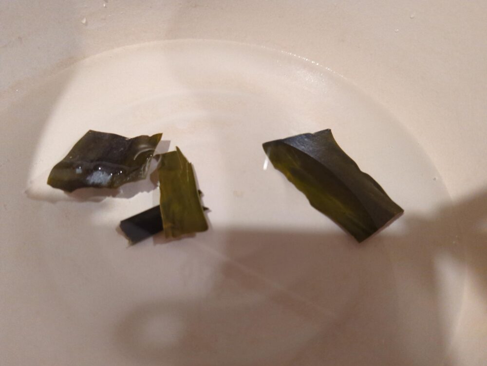 水にひたした昆布
