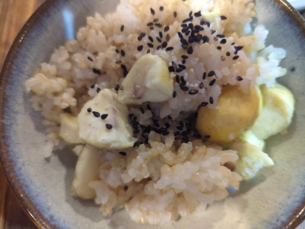 黒ごまを散らしてお茶碗によそった栗ごはん